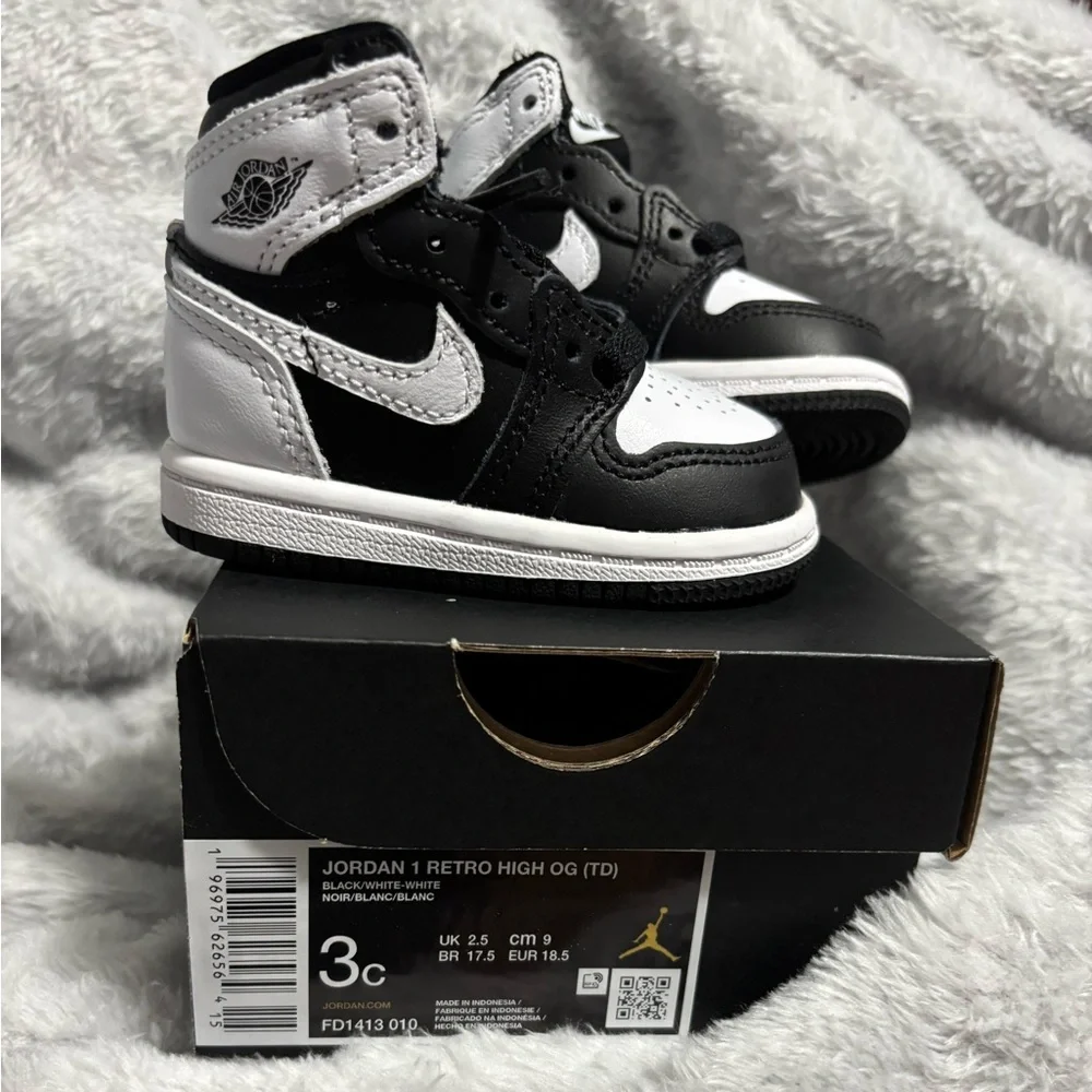 Nike Toddlers Black and White Jordan 1 Retro High OG - Picture 2 of 6